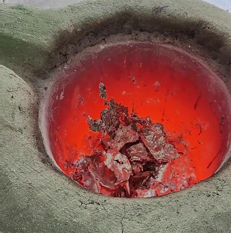 選擇海拓中頻熔煉爐-100KG熔煉廢鐵，三天即可順利發(fā)貨