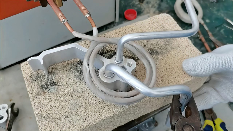 汽車空調(diào)雙壓板鋁管高頻焊接是一種高效、可靠的制造技術(shù)