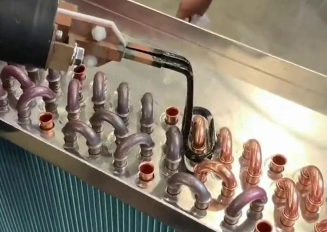 高頻自動化釬焊設(shè)備是一種高效、高質(zhì)量的焊接設(shè)備，具有廣泛的應(yīng)用前景和市場需求