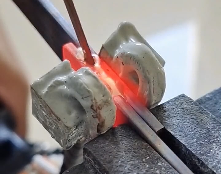 手持式高頻焊接機是一種高效、便捷的焊接設備