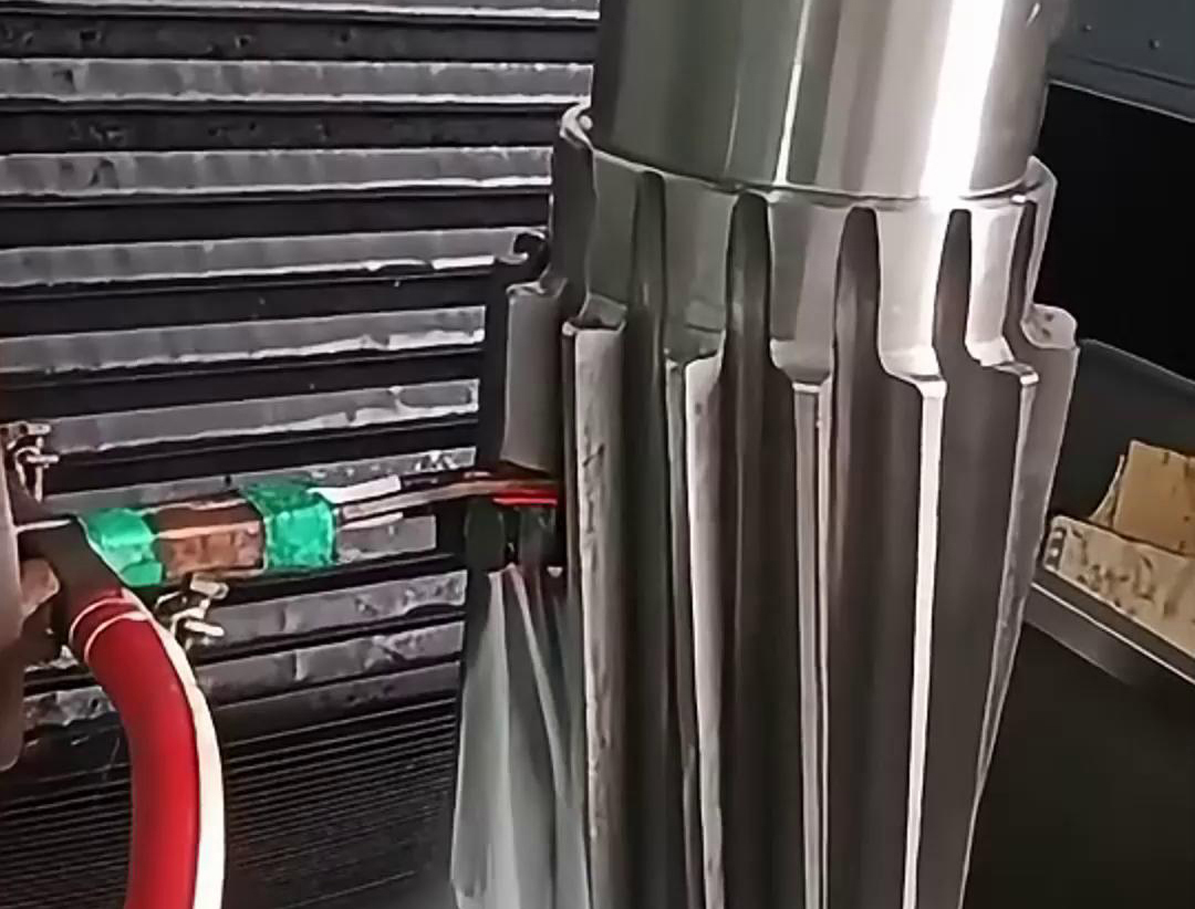 花鍵軸自動(dòng)化高頻淬火技術(shù)是一種高效、環(huán)保的金屬熱處理技術(shù)，具有廣泛的應(yīng)用前景