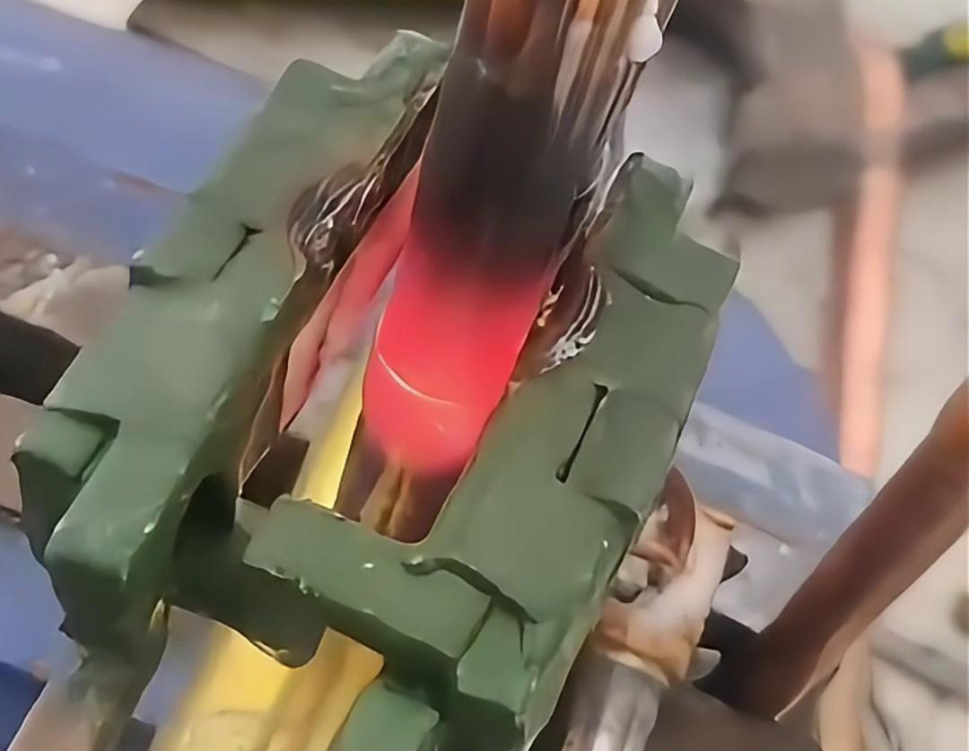 手持式高頻焊機，在制冷冰箱空調生產領域起到至關重要的作用，例如銅管焊接，鋁管焊接，四通閥焊接等