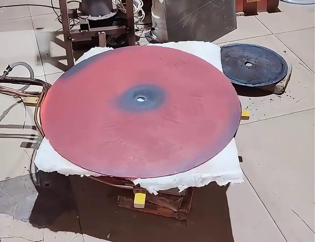 超音頻感應(yīng)加熱設(shè)備在平板平面材料進(jìn)行快速、均勻的加熱。