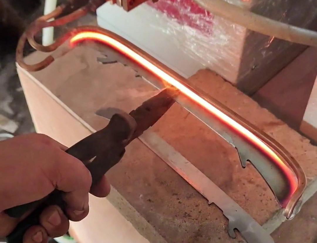 高頻淬火機(jī)用于各種鋼銼刀、磨刀棒、錘刀等刀具的熱處理