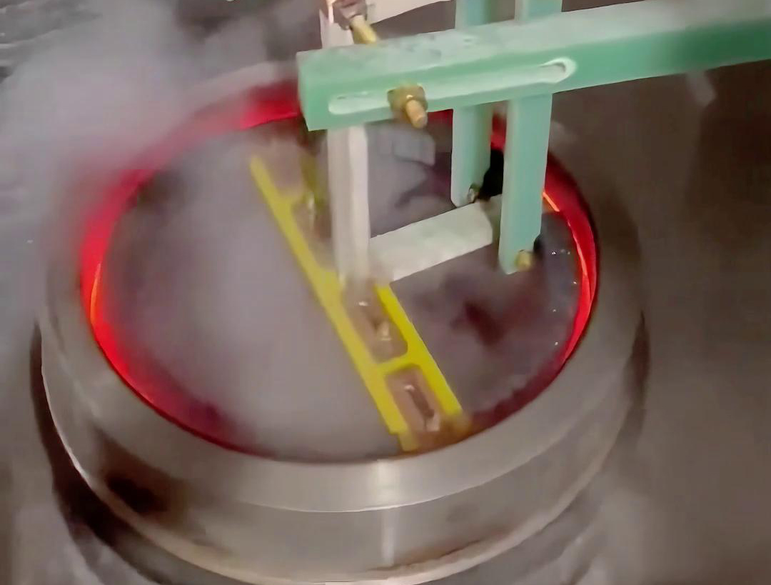 高頻淬火機(jī)床是進(jìn)行金屬內(nèi)壁淬火、內(nèi)孔淬火等淬火處理的工具。