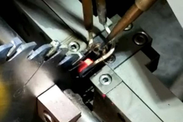 高頻焊接機在鋸齒修復、合金刀片焊接、熱裝熱拆等方面都有著廣泛的應用