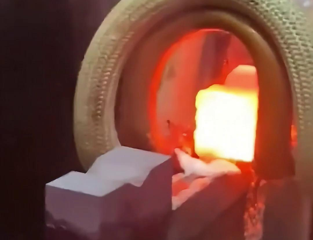 高頻焊機(jī)在焊接水鉆頭上的合金時(shí)，展現(xiàn)出了其獨(dú)特的優(yōu)勢(shì)