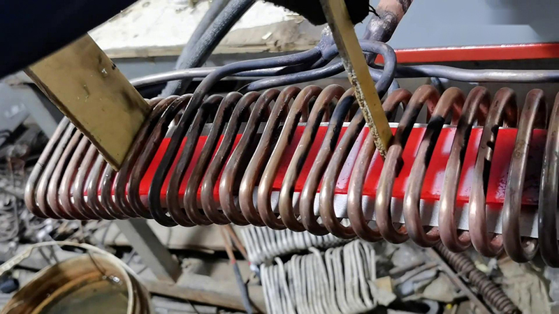 中頻鋼板加熱技術是一種高效、環(huán)保、精確的金屬加工方法