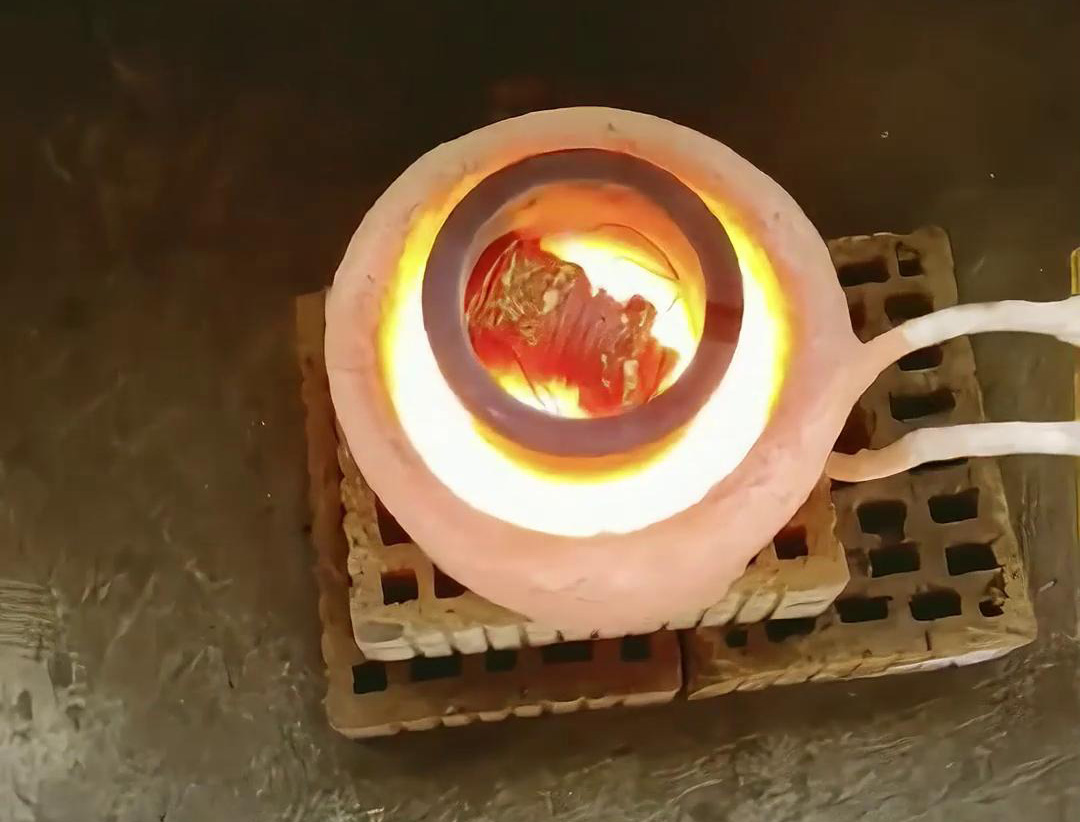 超高頻金屬熔煉爐廣泛應(yīng)用于合金鋼、金銀等貴金屬、銅、鐵、鋁等金屬的熔煉