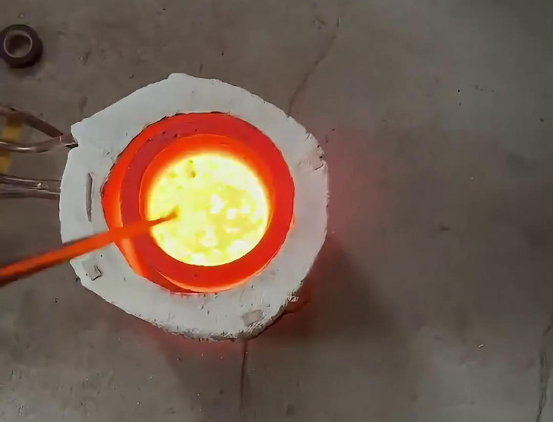 金屬屑熔煉爐廣泛應(yīng)用于金屬回收、再生金屬生產(chǎn)等領(lǐng)域