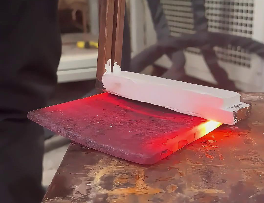 手持式高頻機在平面加熱方面展現(xiàn)出了高效、靈活、精確和節(jié)能環(huán)保等優(yōu)勢