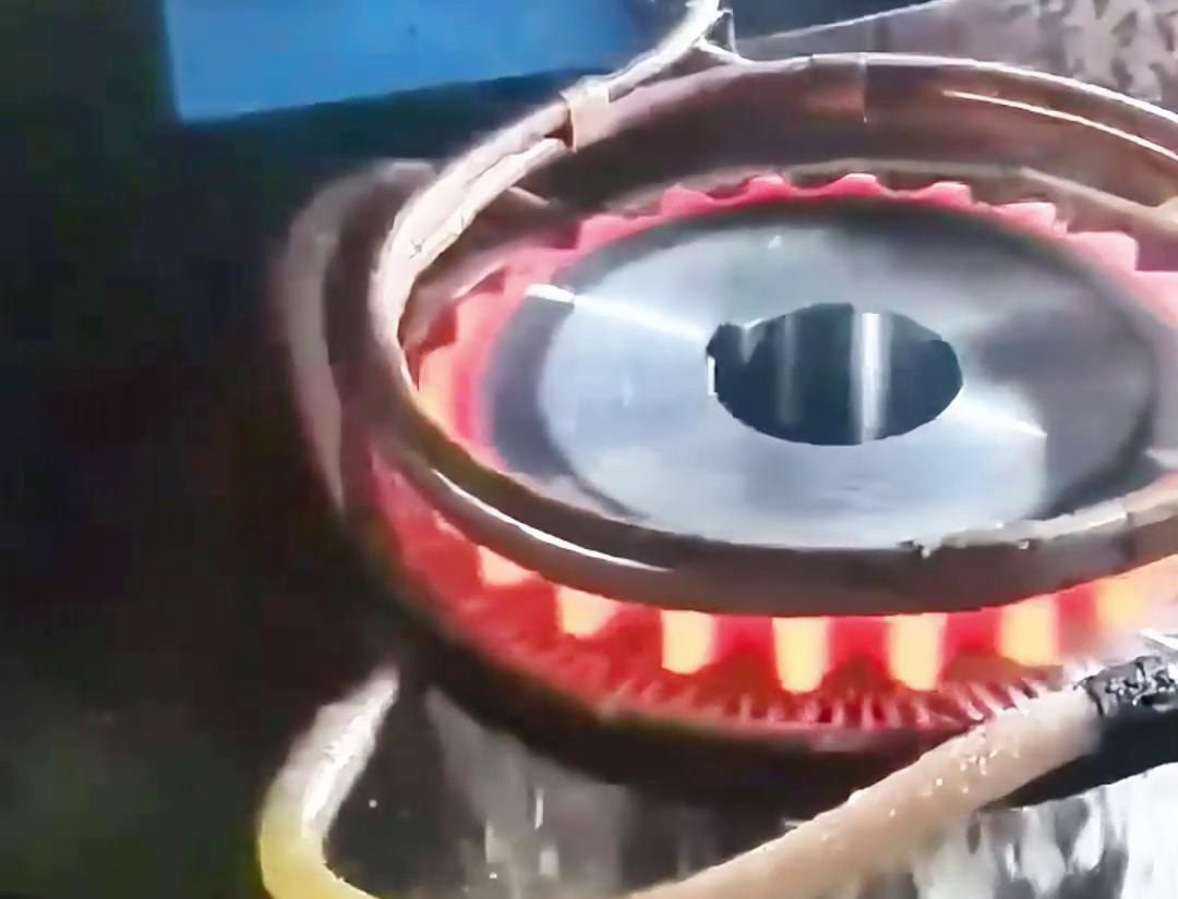 高頻齒輪淬火設(shè)備，可以顯著提高齒輪的機(jī)械性能和使用壽命