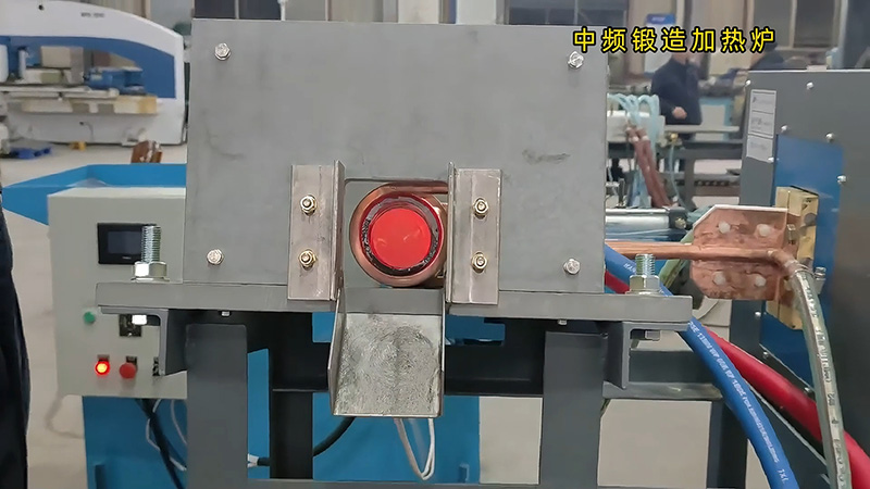 中頻鍛造加熱爐配置自動化控制系統(tǒng)和送料機，確實是一種高效、精準的熱處理設備。