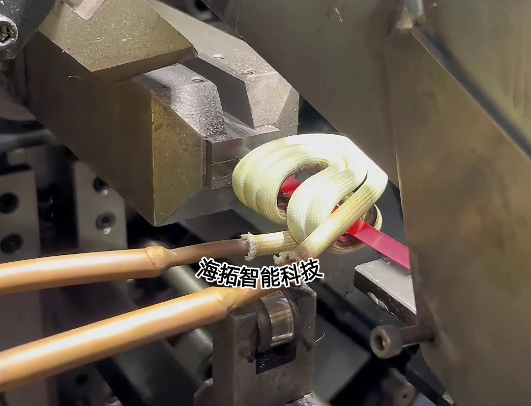 感應加熱設備在彈簧生產(chǎn)制造中的應用非常廣泛，特別是在鋼片的預熱和簡易退火熱處理方面