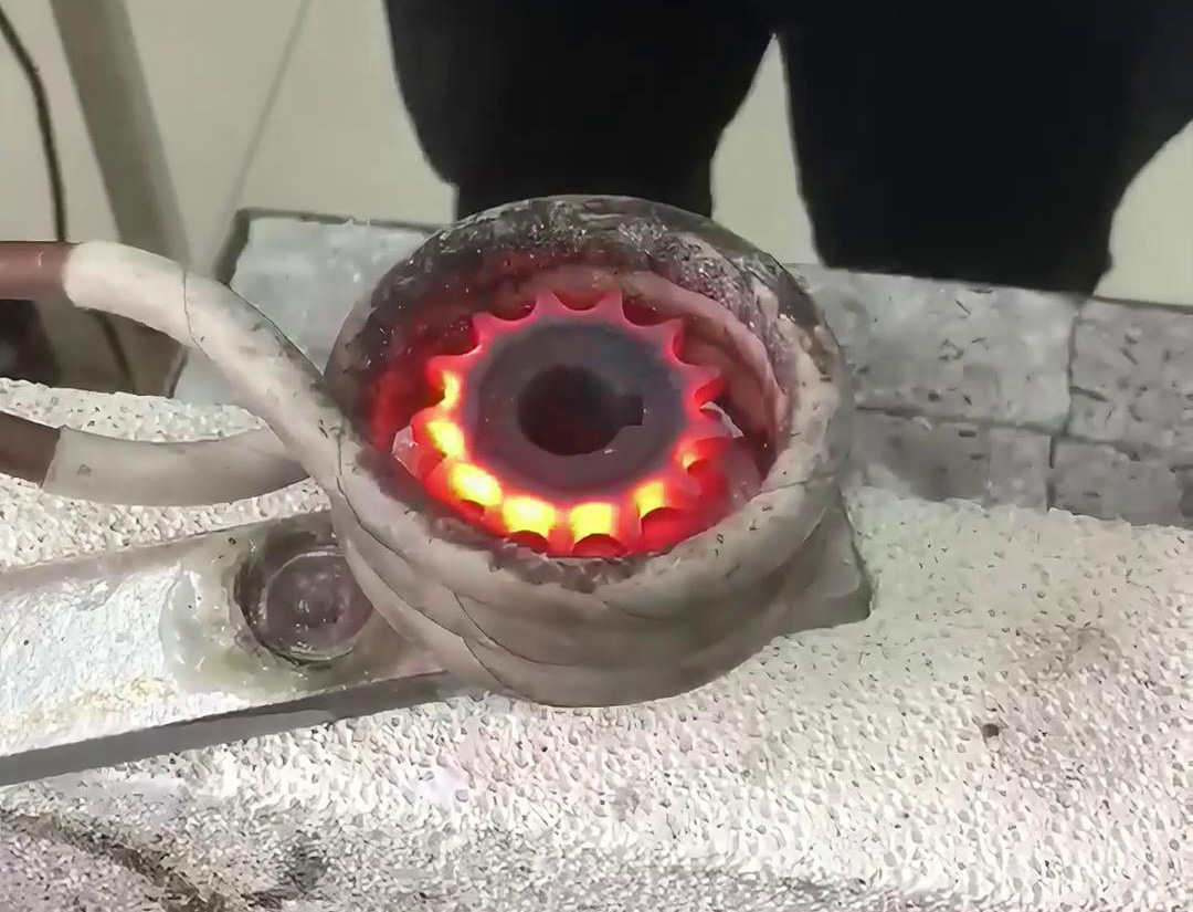 高頻齒輪淬火設(shè)備廣泛應(yīng)用于汽車、機械、航空航天等行業(yè)的齒輪制造和維修領(lǐng)域