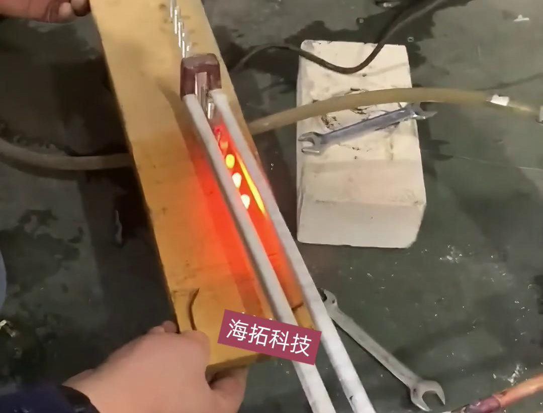 6mm端頭在線退火，采用高頻加熱機(jī)配合自動輸送帶實現(xiàn)均勻加熱退火