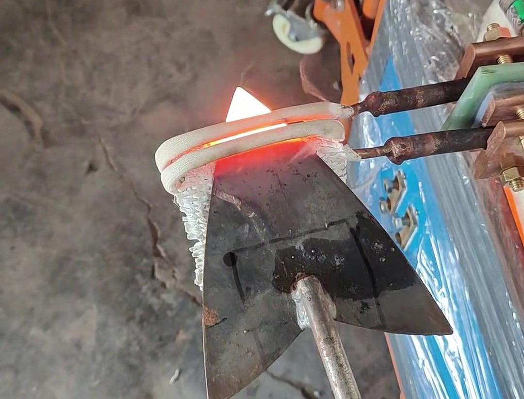 對于3mm厚的鋼鐵板加熱，選擇超高頻加熱機還是高頻加熱機，