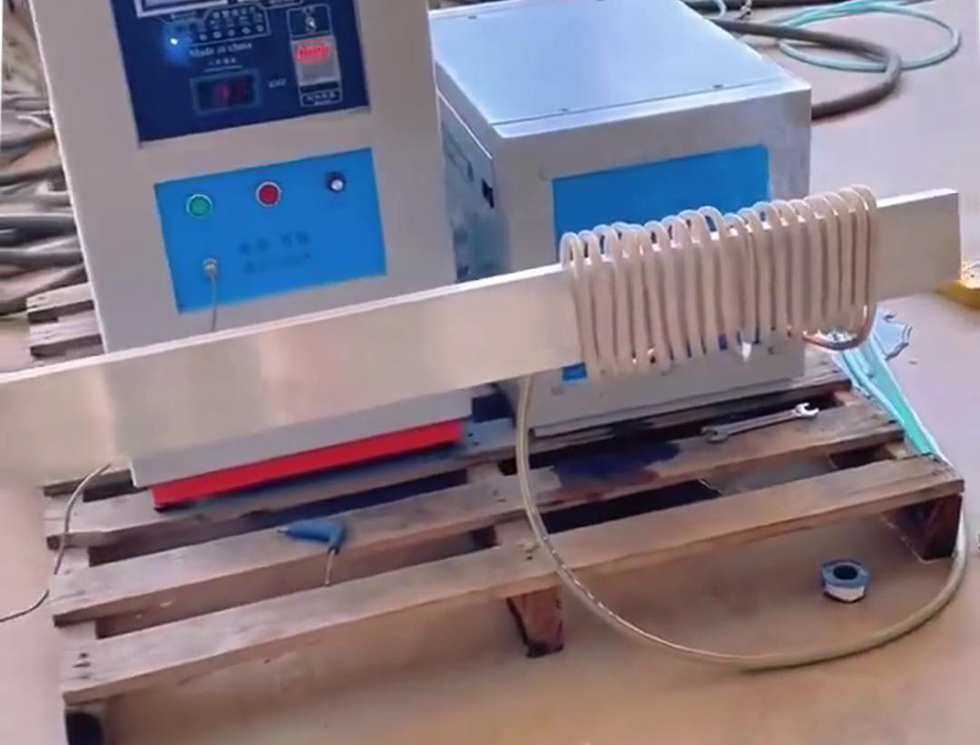 高頻加熱鋁板時(shí)，使用溫控儀來(lái)監(jiān)測(cè)溫度是一個(gè)至關(guān)重要的環(huán)節(jié)