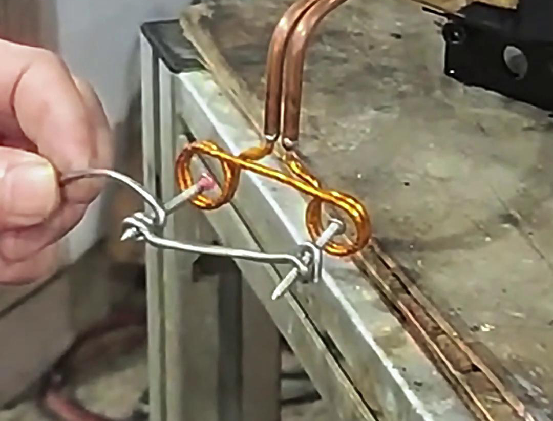 超高頻加熱機(jī)由于其快速加熱和高效率的特點(diǎn)，非常適合小型五金工件的加熱處理