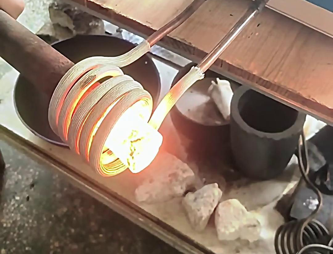 高頻機(jī)棒料加熱適用于需要快速加熱至特定溫度的應(yīng)用場(chǎng)景，如熱處理、熱鍛、焊接等工藝。