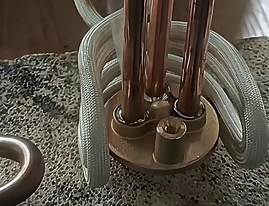 高頻釬焊技術(shù)在銅管分流器的焊接中得到了廣泛應(yīng)用，適用于不同材質(zhì)、尺寸和形狀的銅管分流器的焊接