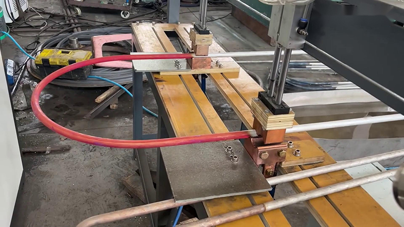 在不銹鋼管固溶熱處理工藝中，感應(yīng)加熱設(shè)備發(fā)揮著至關(guān)重要的作用