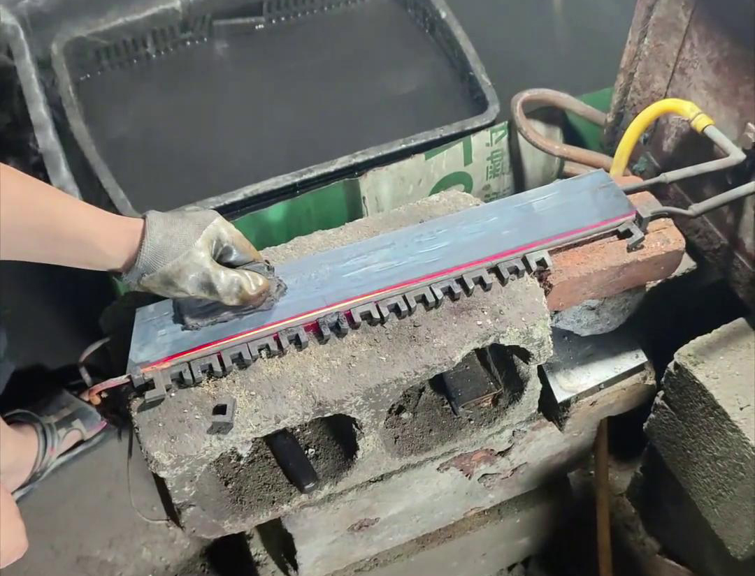 海拓小型高頻淬火機(jī)：刀具淬火生產(chǎn)的高效節(jié)能變革者