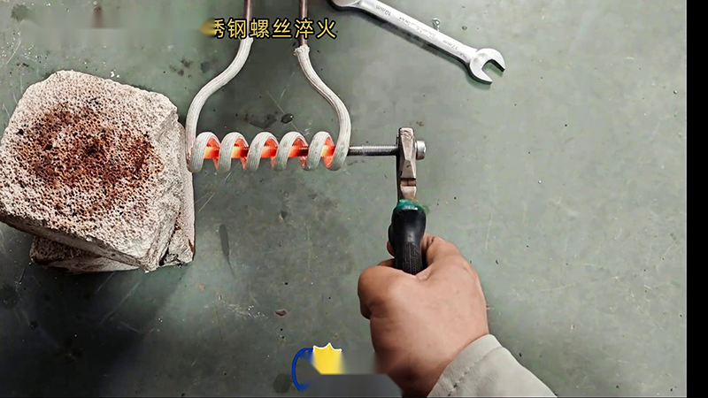 海拓高頻加熱機(jī)：304不銹鋼螺絲生產(chǎn)的高效淬火熱處理利器