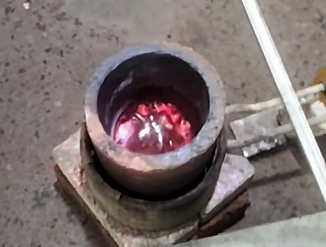 小型中頻熔鋁爐：紅外溫控精準(zhǔn)控溫，700℃恒溫熔鋁解決方案