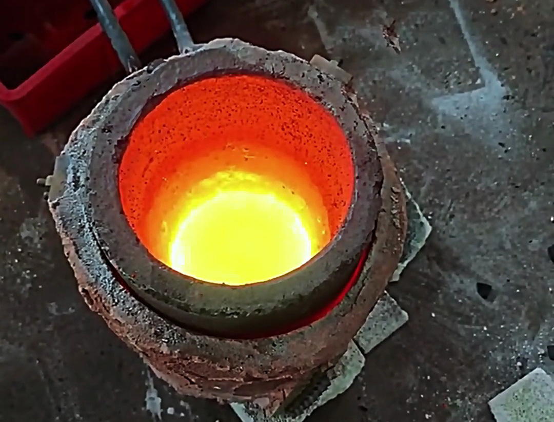 海拓熔煉爐鐵金屬熔煉實(shí)測(cè)：220V/380V 機(jī)型覆蓋小批量熔鐵需求