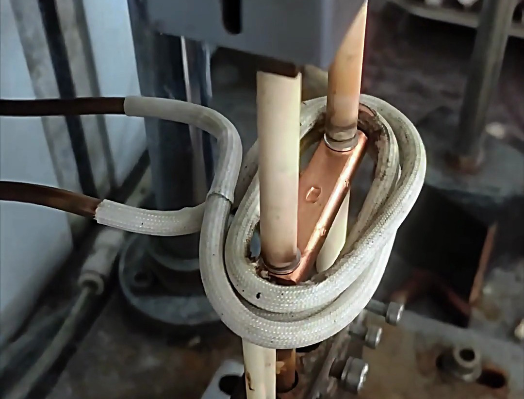 銀觸點半自動化高頻焊接設(shè)備：人工輔助與自動焊接的高效結(jié)合