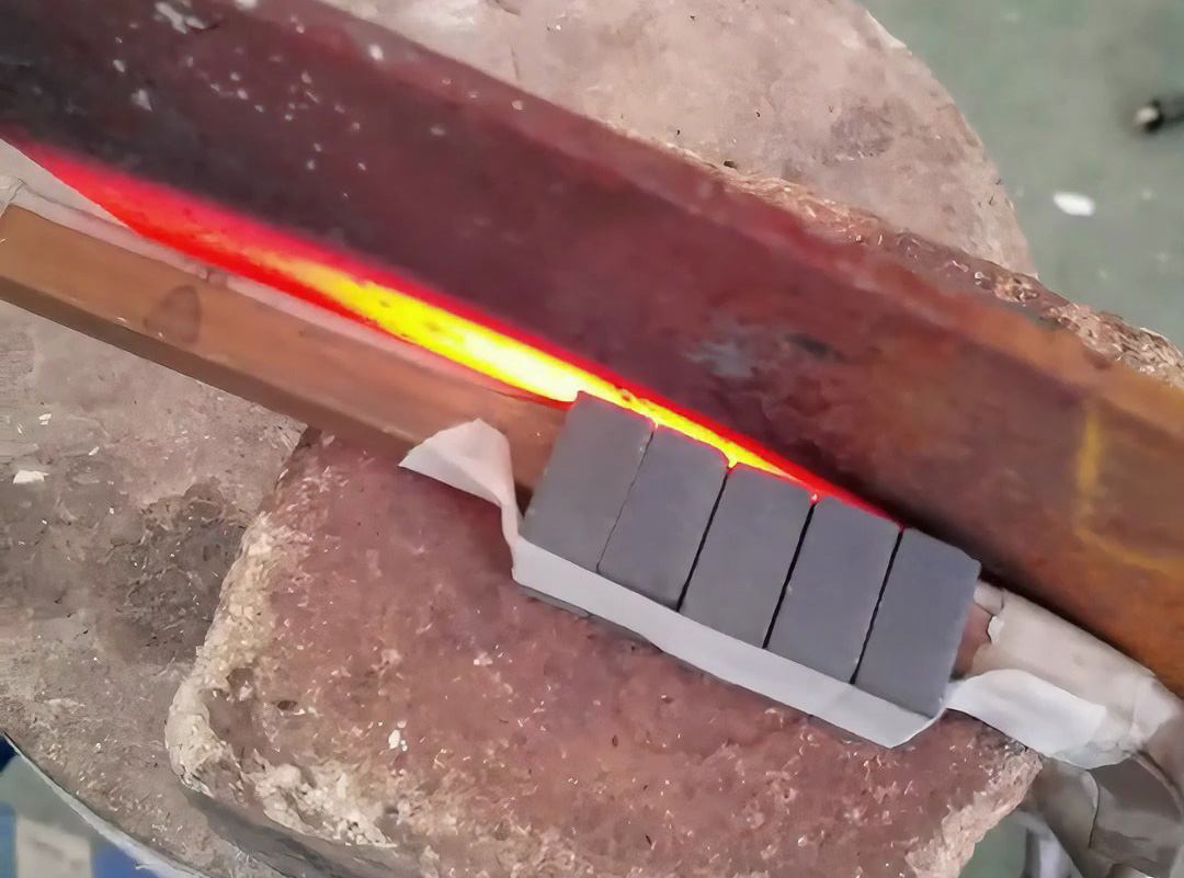 刀口淬火3秒達(dá)標(biāo)！海拓高頻設(shè)備硬核參數(shù)碾壓行業(yè)標(biāo)準(zhǔn)