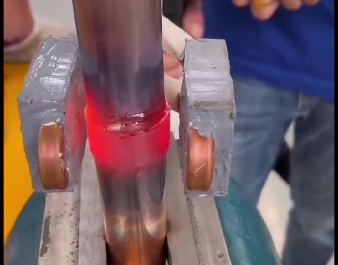 手持式高頻焊接機(jī)，比傳統(tǒng)的氣焊火焊更加簡(jiǎn)單