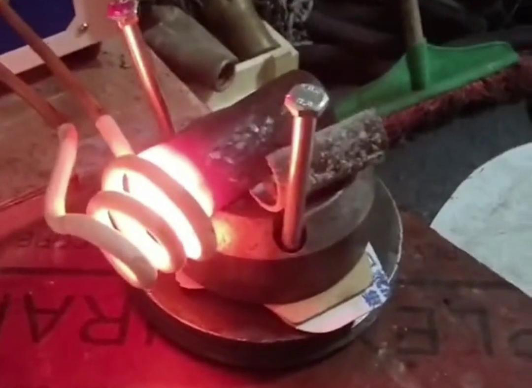 高頻感應加熱設備加熱到1000度，鎢鋼自然掉落