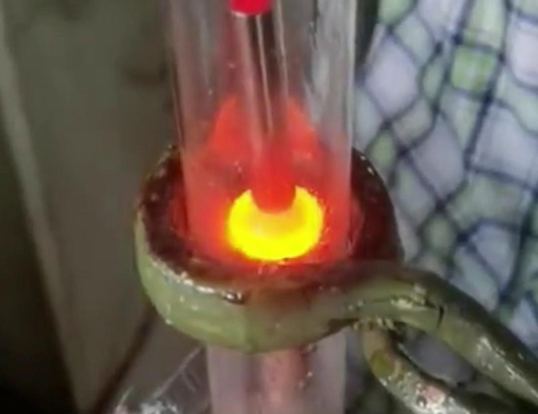 通過手持式高頻加熱機(jī)在氮?dú)獗Ｗo(hù)下焊接銅管，可以獲得高質(zhì)量的焊縫，提高產(chǎn)品的性能和可靠性