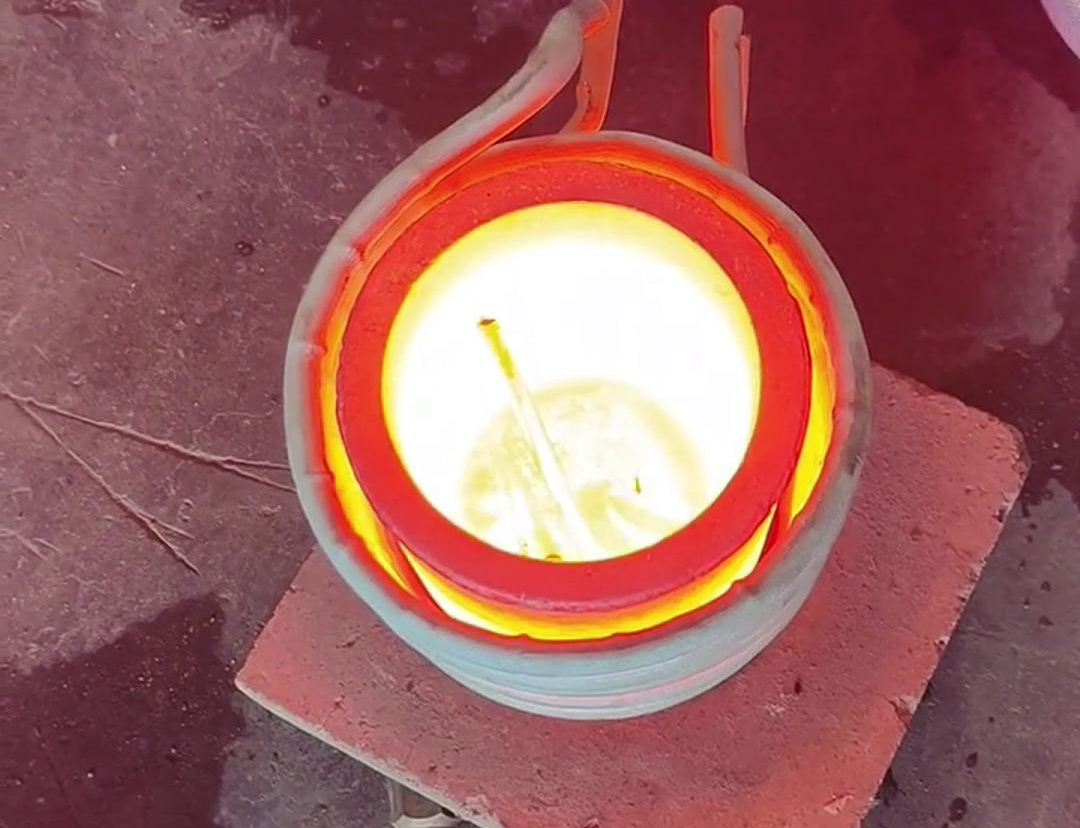 小型實驗熔煉爐，是實驗室或小規(guī)模生產(chǎn)環(huán)境中常用的設(shè)備