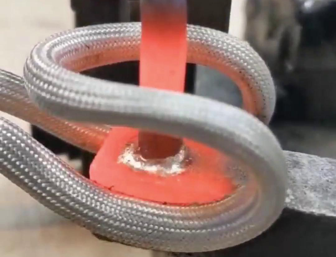 手持式高頻焊接機是一種便攜式的焊接設備，適用于多種材料的焊接，包括不銹鋼、銅、鋁