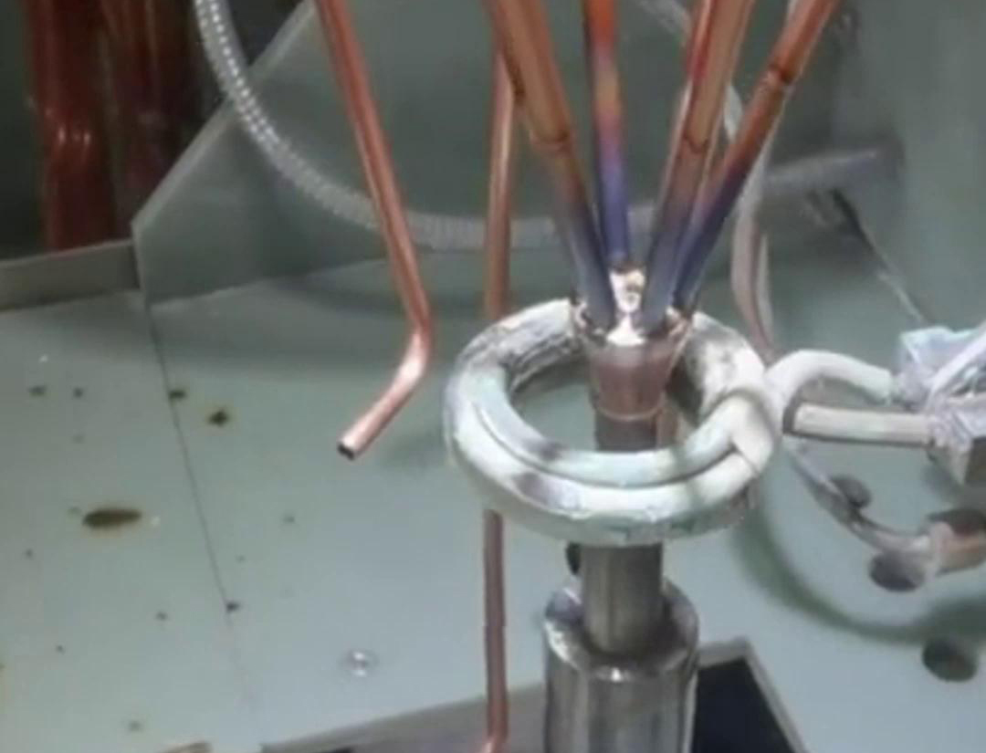 高頻焊機在焊接銅管時，需要特別關注焊接參數(shù)的選擇、焊接過程的控制以及焊接后的處理，以確保焊接質(zhì)量和銅管的性能