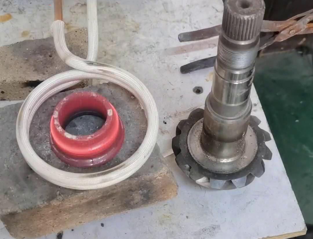 軸承裝配，常溫下 ，怎么也裝不進去 ，采用高頻加熱機均勻加熱，瞬間裝配好