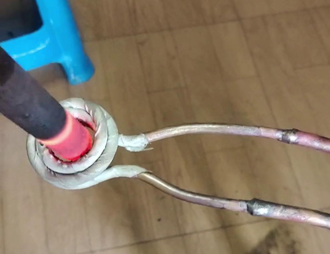 高頻加熱機配合軟連接加熱工件是一種高效且靈活的加熱方式，