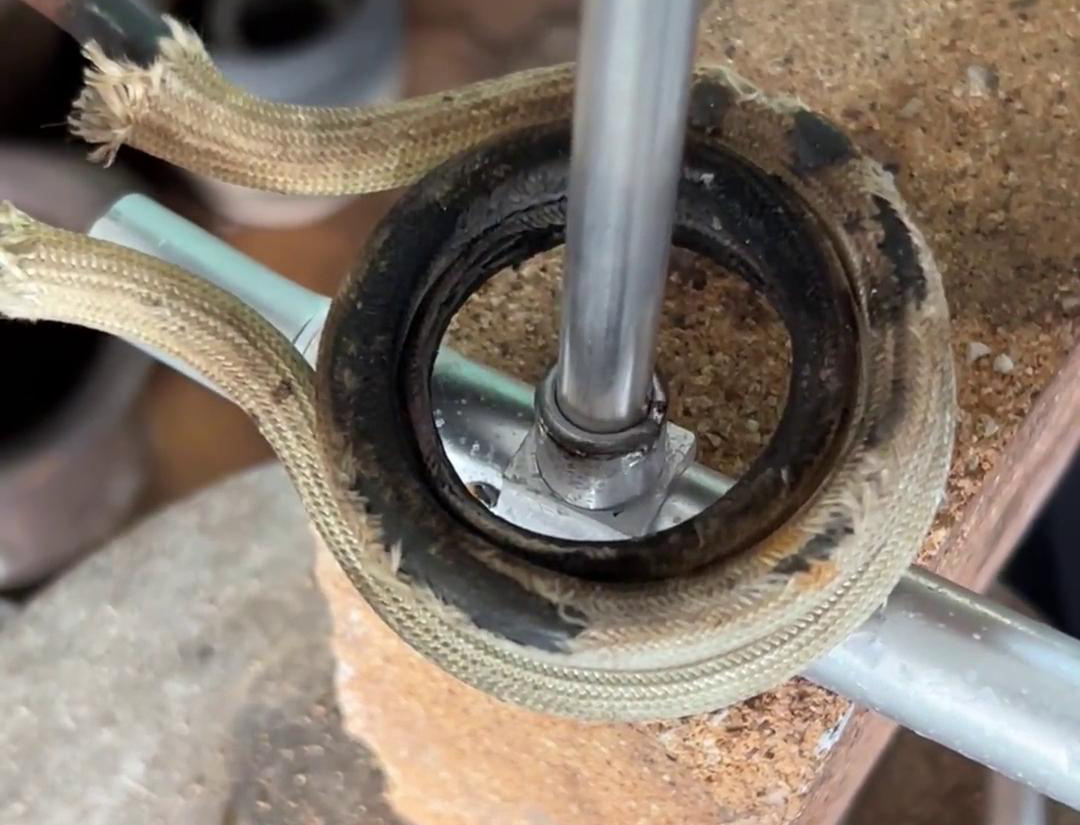 高頻焊機(jī)操作簡便，安全可靠，適用于大規(guī)模鋁管焊接生產(chǎn)