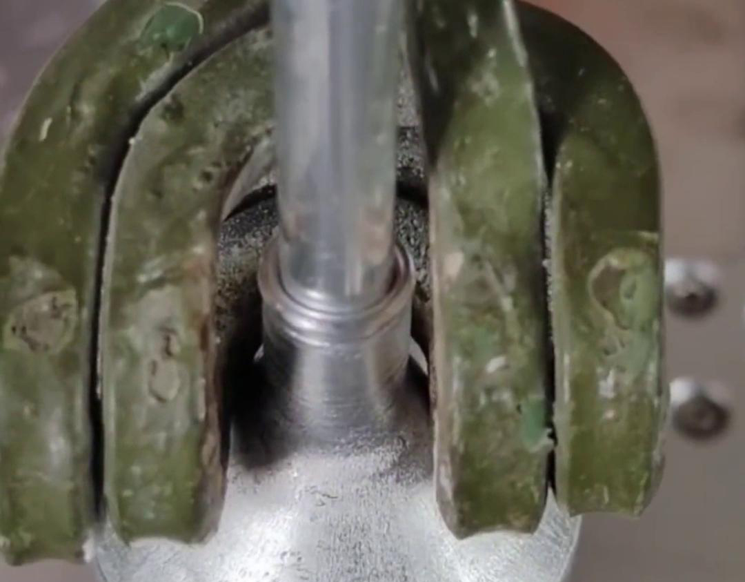 高頻機(jī)焊接鋁管具有速度快、精度高、強(qiáng)度高、環(huán)保節(jié)能