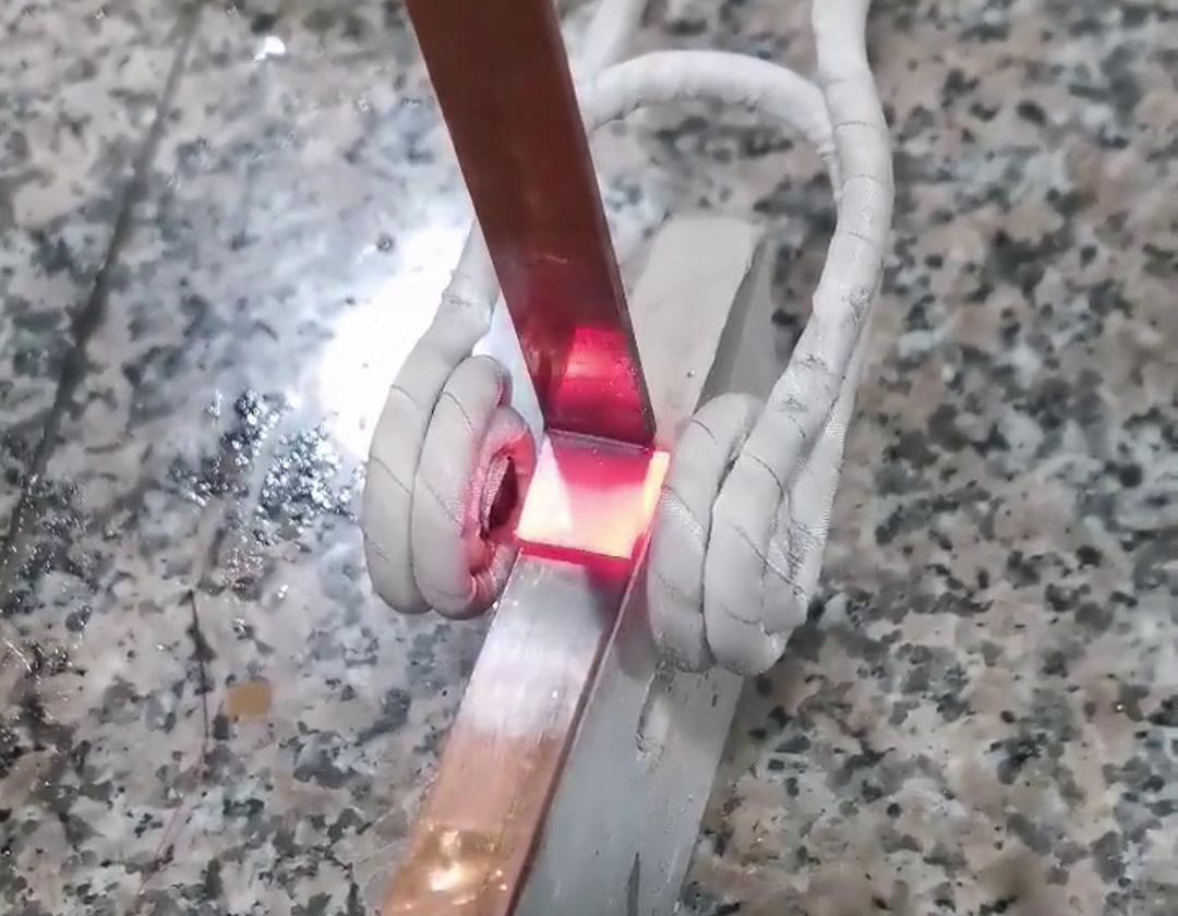 見證高頻焊接的魅力，銅板與銅片瞬間融合，創(chuàng)造無限可能