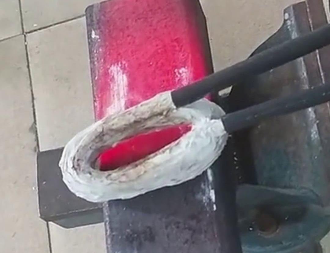 手持式高頻加熱機(jī)在方管加工中，它可以用來(lái)實(shí)現(xiàn)焊接預(yù)熱、局部退火、彎曲軟化等工藝需求