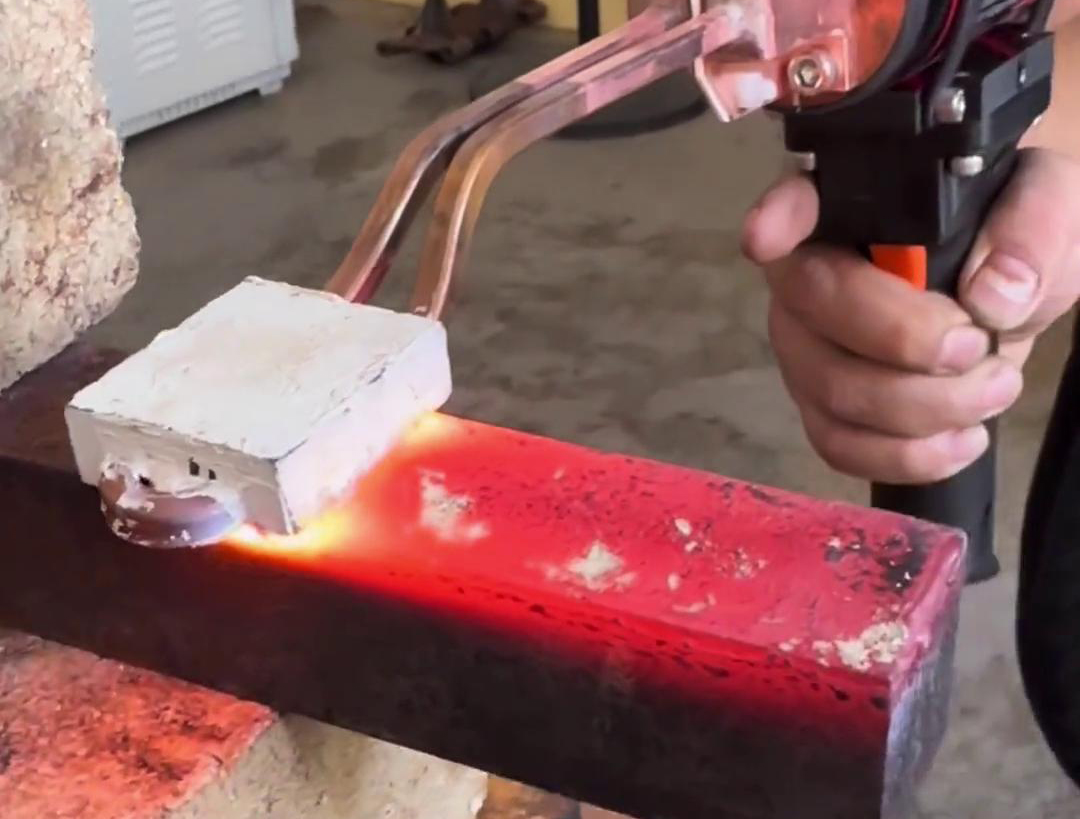 手持式平面加熱設(shè)備是一種高效的加熱工具，通常用于各種維修、制造、加熱、焊接等場(chǎng)合