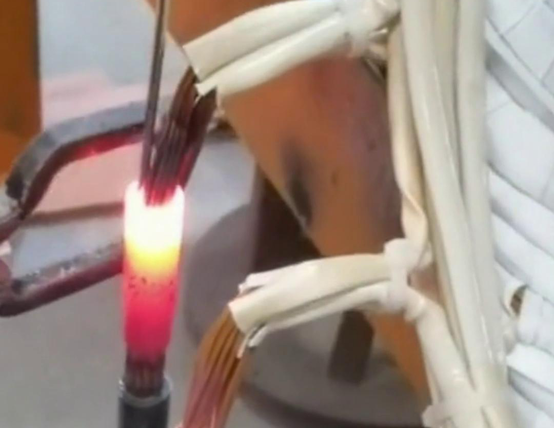 手持式高頻焊機(jī)是一種高效、簡(jiǎn)單、環(huán)保的焊接設(shè)備，適用于各種金屬材料的焊接任務(wù)