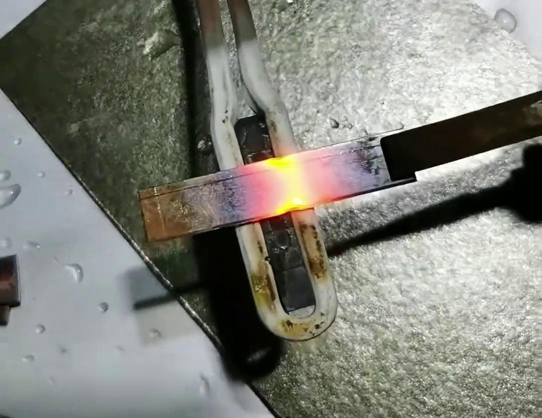 手持式平面加熱設(shè)備的優(yōu)勢(shì)在于其高效、快速、靈活和安全