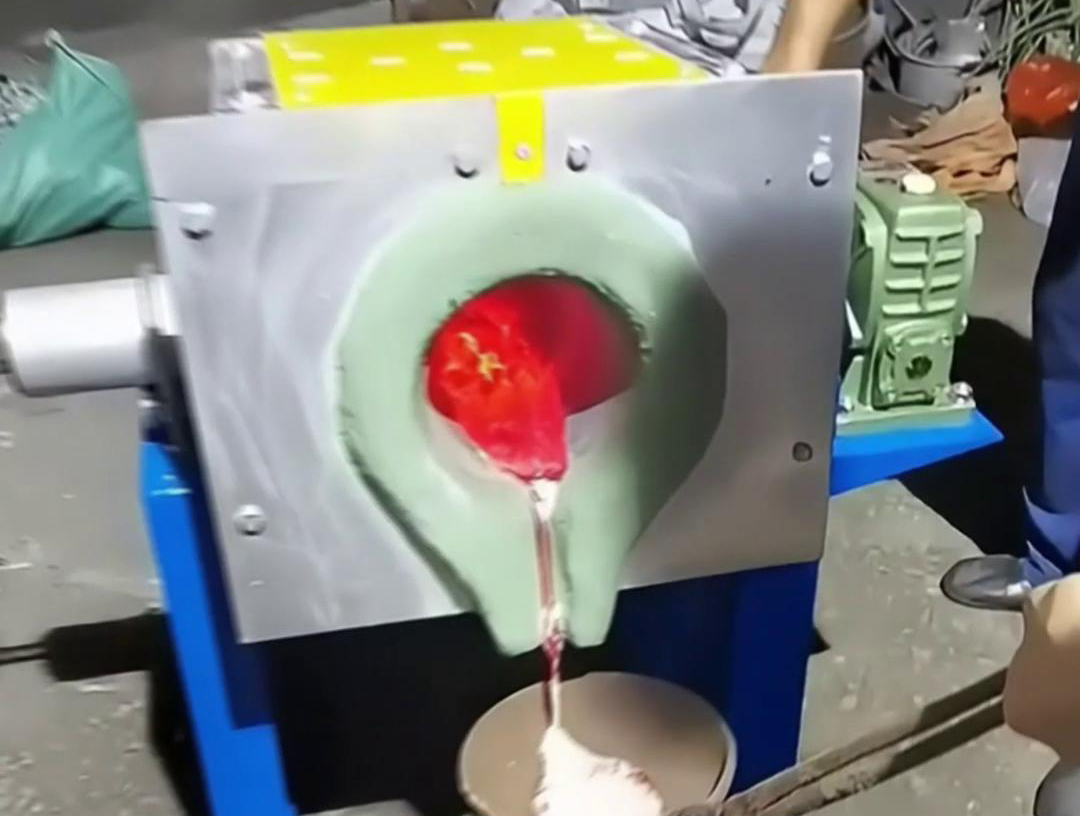 中頻熔鋁爐具有多種優(yōu)點，如體積小、重量輕、效率高、耗電少