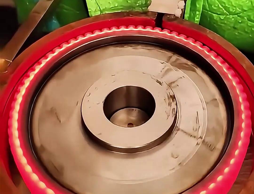 大型齒輪高頻淬火設(shè)備還可以根據(jù)具體需求進行定制，以滿足不同齒輪材料和淬火工藝的要求