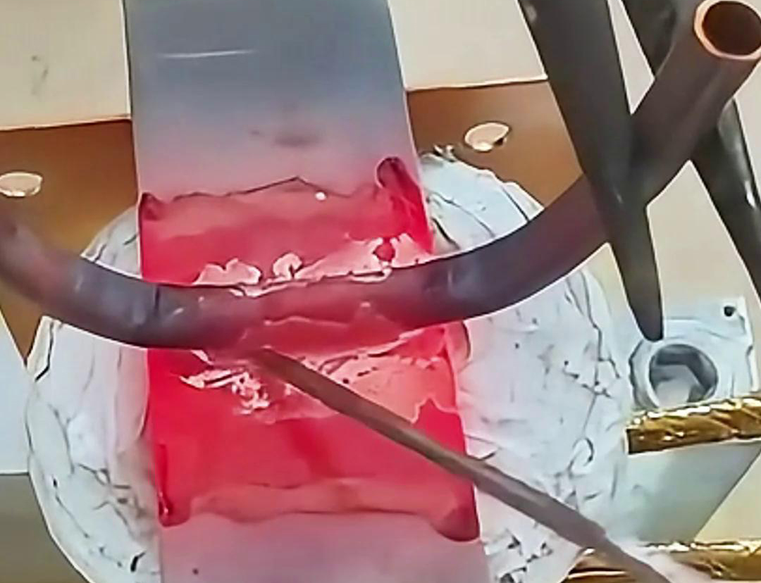 手持式高頻機利用高頻電流在工件中產(chǎn)生渦流，從而使銅件局部快速加熱至熔化狀態(tài)完成焊接